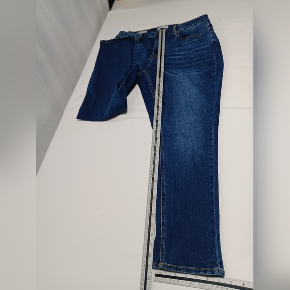 Vigoss Thompson Tomboy Dark wash, midrise Relaxed fit.  Size 14 - Picture 4 of 8